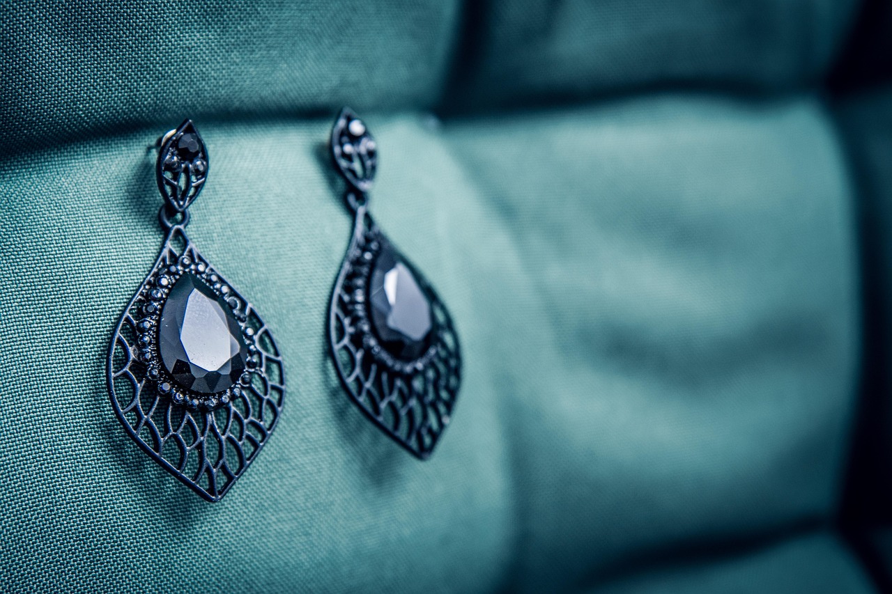 Diamond Earrings: Styles, Settings, and How to Find the Right Pair